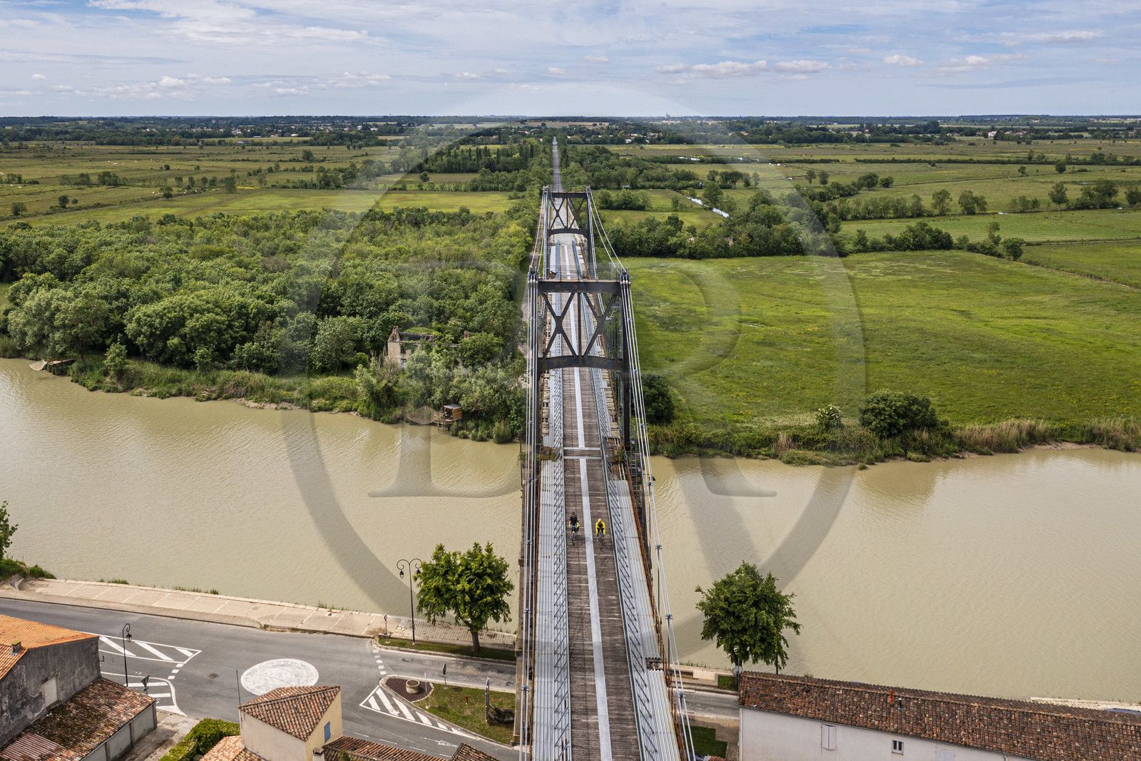 France, Charente-Maritime (17), Saintonge, Tonnay-Charente, cyclistes faisant la véloroute La Flow Vélo traversant le pont suspendu construit en 1842 au dessus de la Charente (vue aérienne)