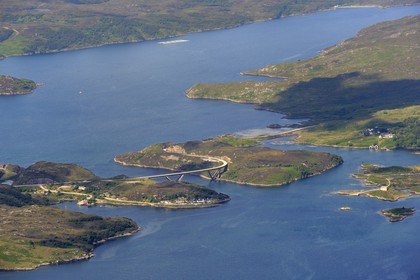 Royaume-Uni, Ecosse, Highland, Sutherland, village et pont de Kylesku situé là où le Loch Glencoul et Loch Gleann Dubh se rejoignent pour former un passage maritime qui relie la baie d'Eddrachillis (vue aérienne)