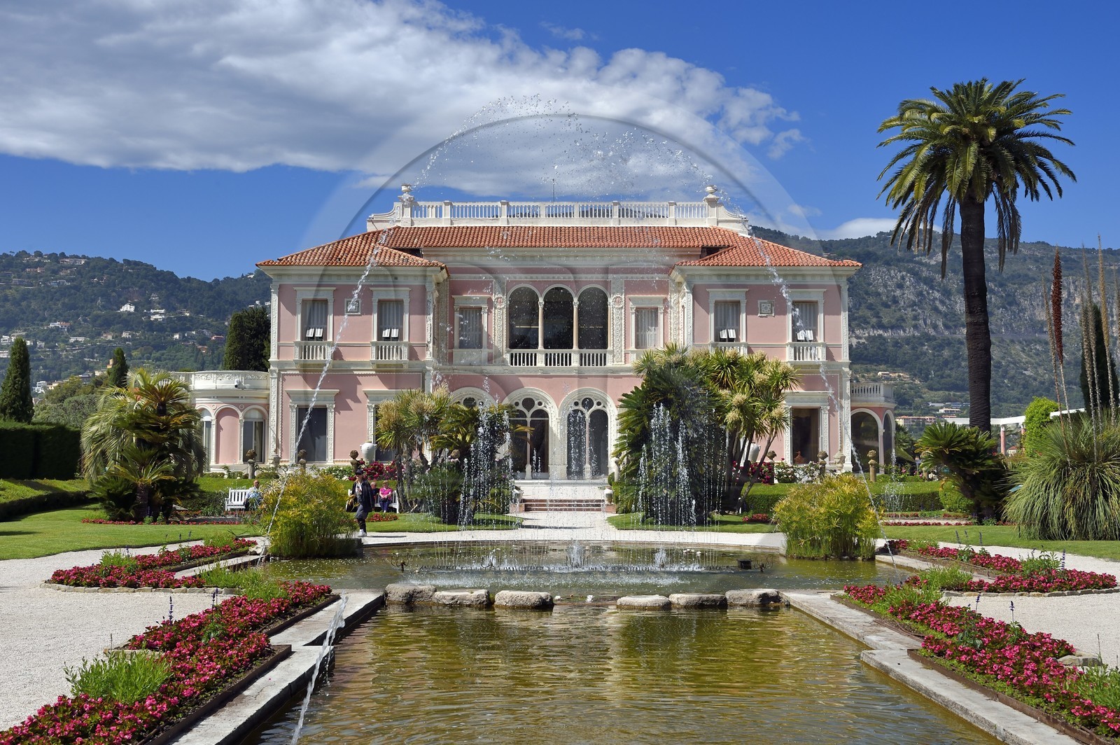 France, Alpes Maritimes (06), Saint-Jean-Cap-Ferrat, villa et jardins Ephrussi de Rothschild, jardin à la française et grand bassin avec jeux d'eau