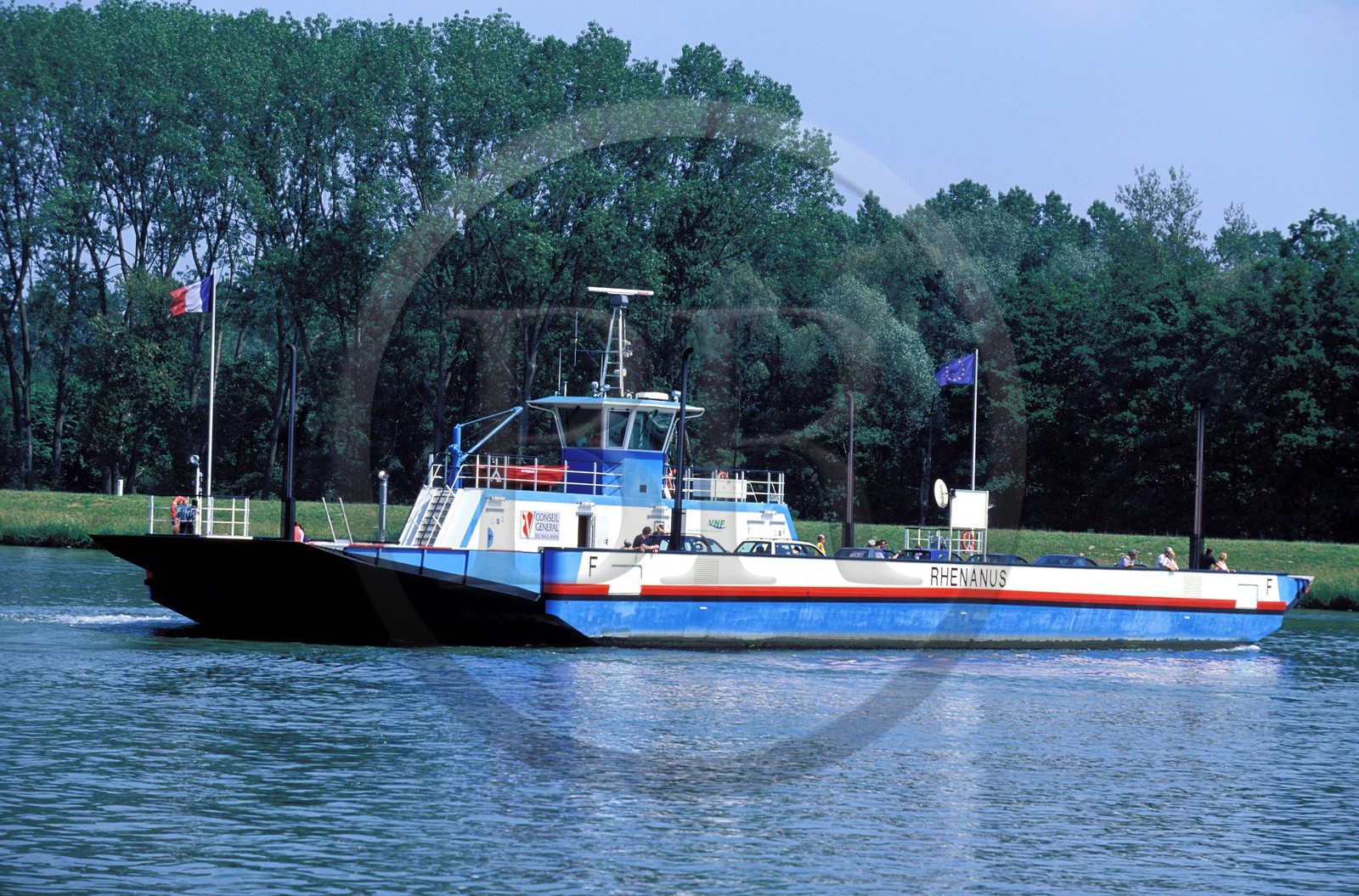 France, Bas-Rhin (67), le Rhin, l' unique bac de traversé entre la France et l' Allemagne a Rhinau