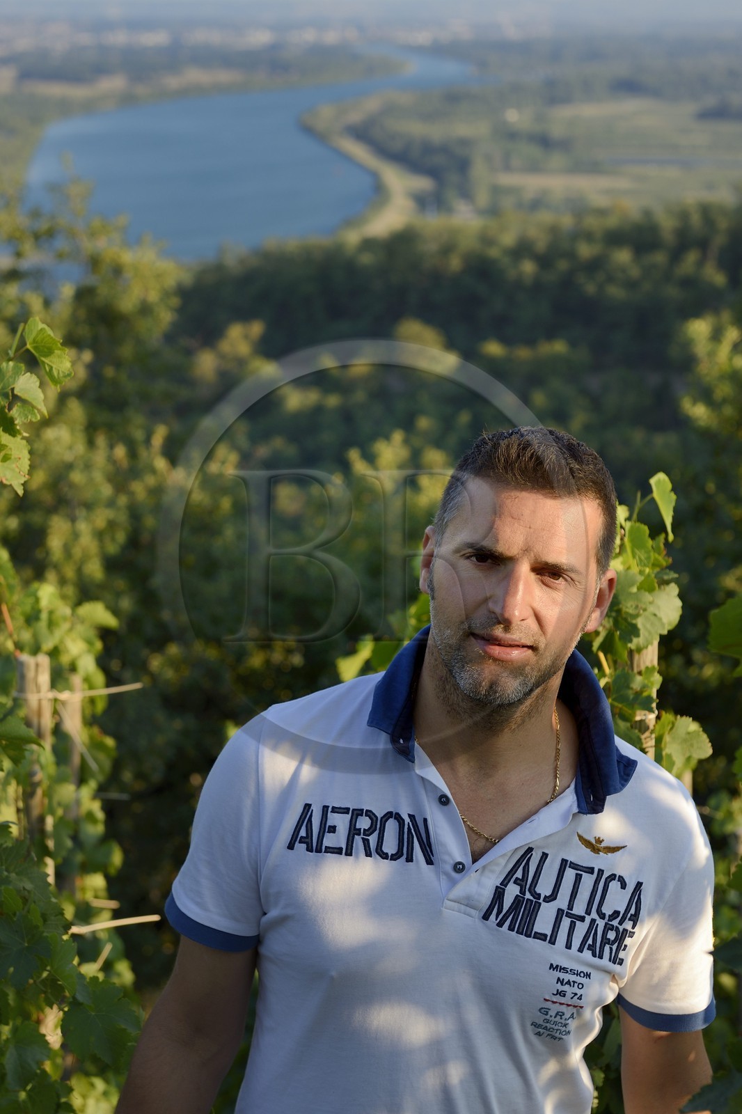 France, Loire (42), Parc Naturel Régional du Pilat, le domaine du Monteillet Stéphane Montez, Stéphane Montez dans ses vignes surplombant le Rhône