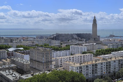 France, Seine-Maritime (76), Le Havre, Centre-ville reconstruit du Havre par Auguste Perret classé Patrimoine Mondial de l'UNESCO, immeubles Perret et la Tour Lanterne de l'église Saint-Joseph