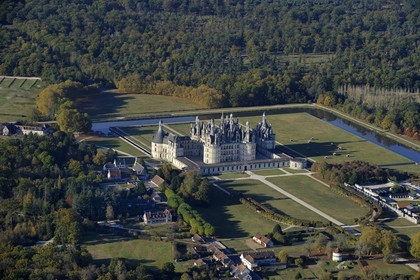 France, Loir et Cher (41), Vallée de la Loire classée Patrimoine Mondial de l' UNESCO, château de Chambord (vue aérienne)