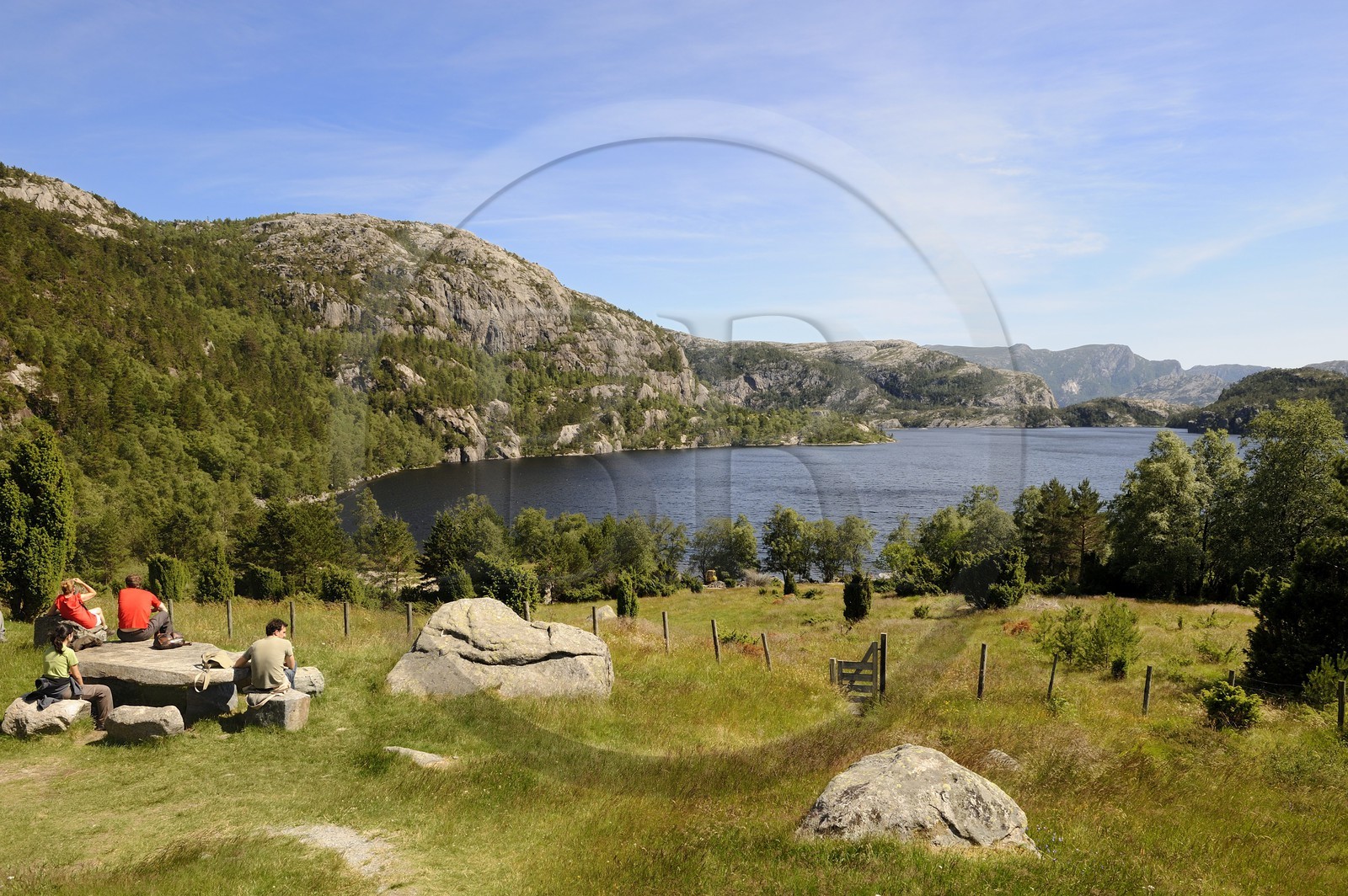 Norvège, Rogaland, région du Lysefjord, petit lac au départ du chemin de randonnée menant au Rocher de La Chaire (Preikestolen)