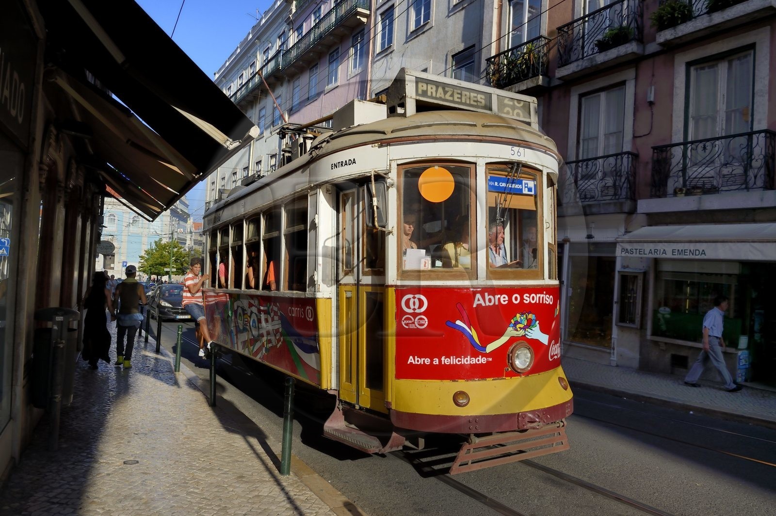 Portugal, Lisbonne, quartier du Bairro Alto, enfant s'accrochant à un tramway (electricos) dans la rua do Loreto