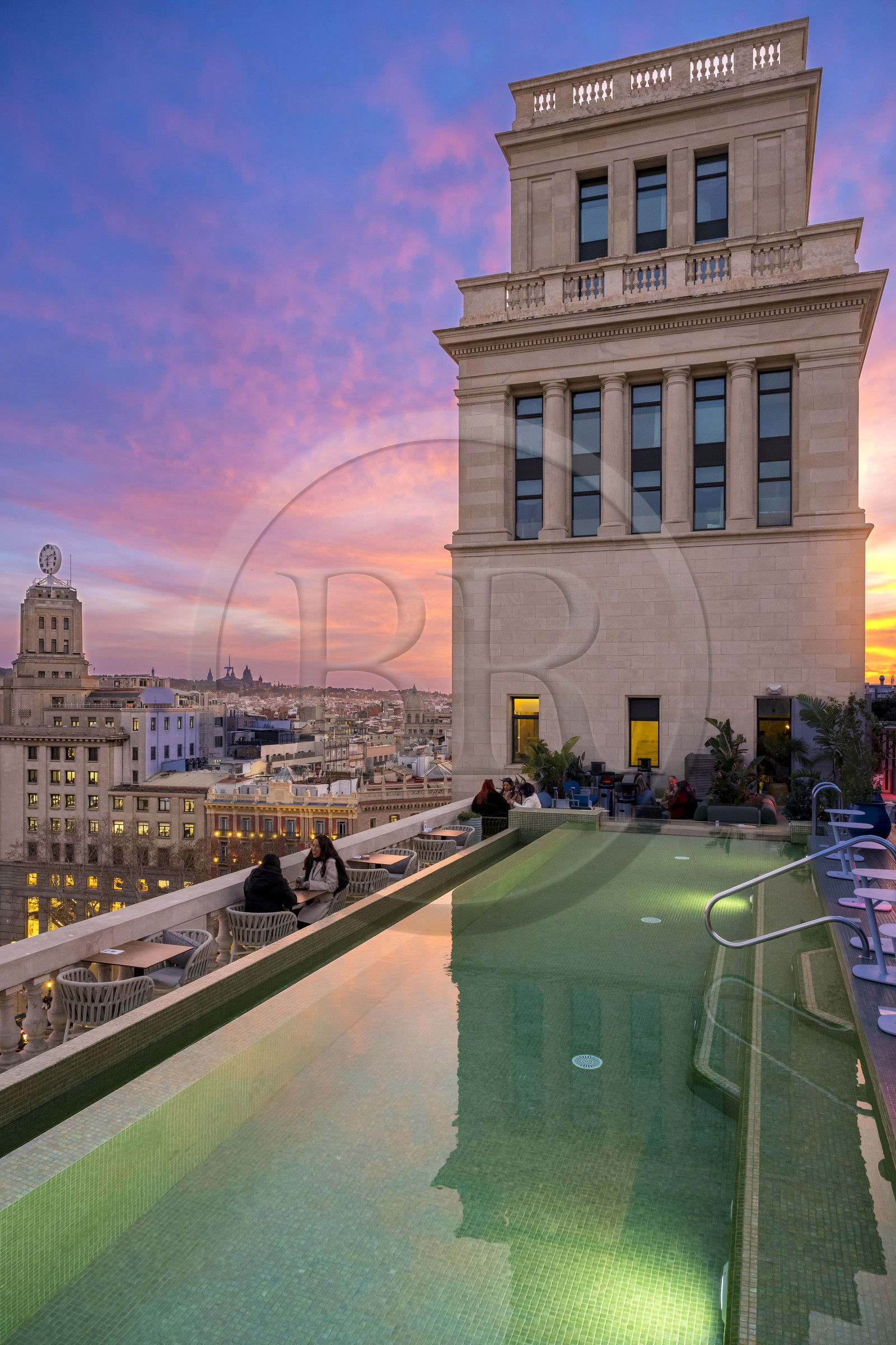 Espagne, Catalogne, Barcelone, quartier de l'Eixample, rooftop de l'Hotel Iberostar Selection Paseo de Gràcia qui domine la place de Catalogne (placa de Catalunya)