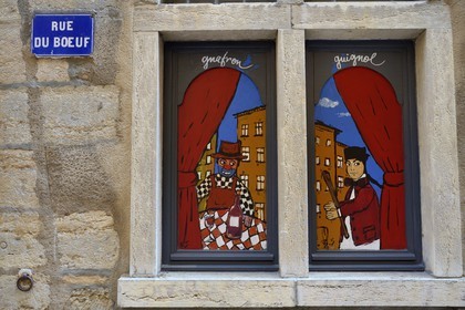 France, Rhône (69), Lyon, site historique classé Patrimoine Mondial de l'UNESCO, Vieux Lyon, dessins de Guignol et Gnafron dans la rue du Boeuf