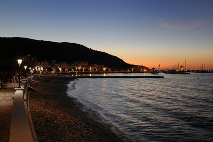 Italie, Toscane, l’Ile d’Elbe, Port de Marciana Marina, plage de galets
