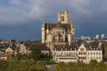 France, Yonne (89), Auxerre, la cathédrale Saint-Etienne et la préfecture dans l'ancien Palais épiscopal au premier plan (vue aérienne)