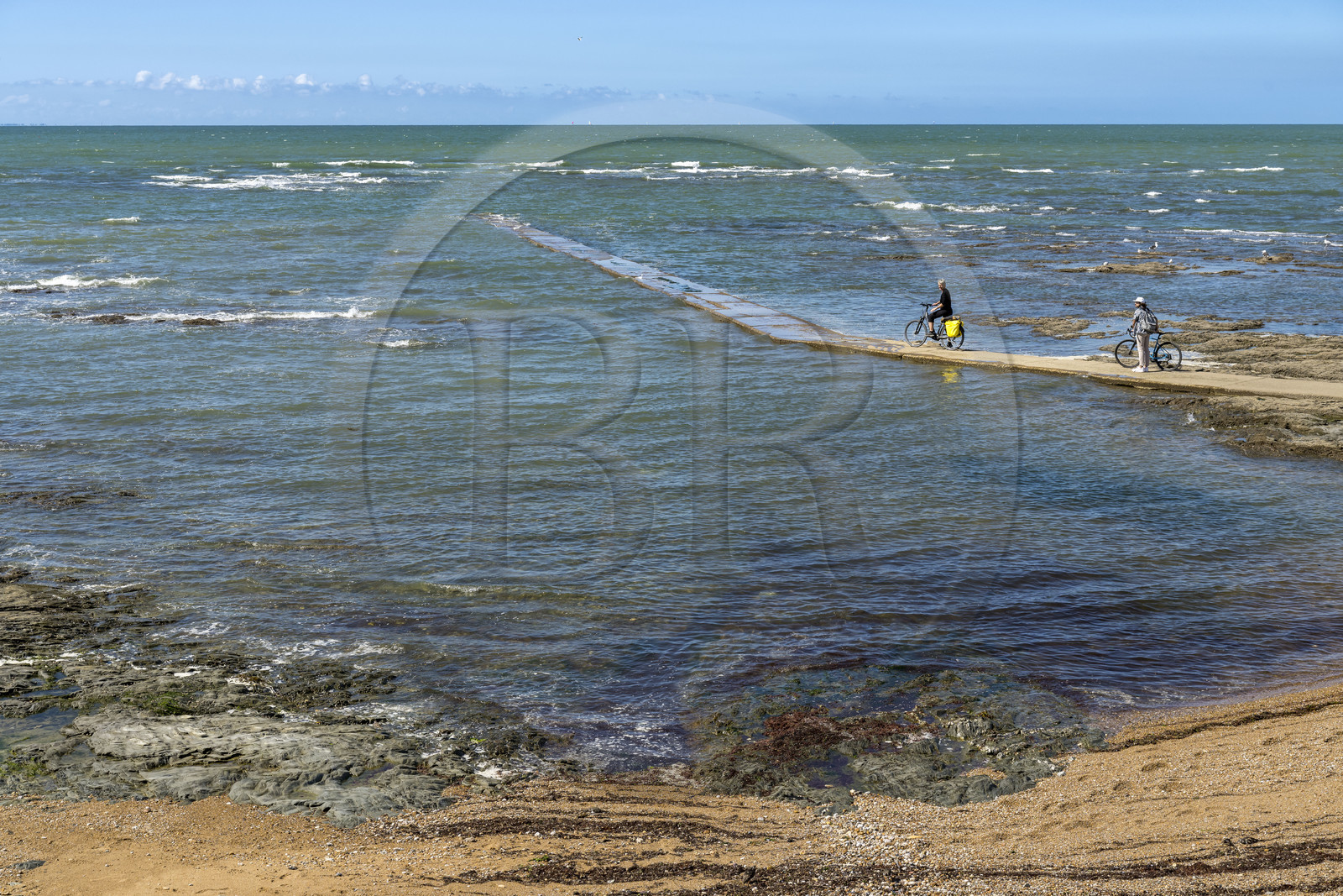France, Vendée (85), Saint-Hilaire-de-Riez, cyclistes sur une jetée à Sion-sur-Mer située sur la Cote de Lumière (vue aérienne)