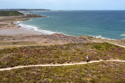 France, Côtes d'Armor (22), Grand Site de France Cap d'Erquy – Cap Fréhel, Fréhel, randonneurs sur le chemin de Grande Randonnée GR34 au dessus de la Grève des Fossés (vue aérienne)