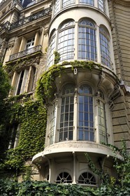 France, Paris (75), immeuble haussmannien à bow-windows au n°7 rue Rembrandt édifié en 1899 par l'architecte Gustave Rives