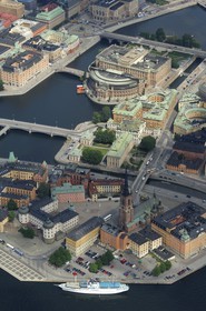 Suède, Stockholm, ile de Gamla Stan (vieille ville), Ile des Chevaliers (Riddarholmen) et le Parlement (Riksdagshuet) en arrière plan (vue aérienne)