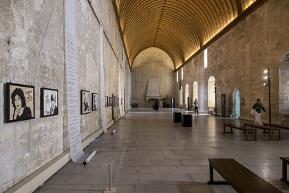 France, Vaucluse (84), Avignon, Palais des Papes classé Patrimoine mondial de l'UNESCO, le Grand Tinel, l'ancien grand réfectoire ou salle des festins, exposition Miss.Tic A la vie, à l’amor en 2024