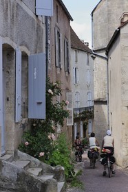 France, Côte d'Or (21), Flavigny-sur-Ozerain, cyclistes rue de l'église