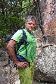 France, Var (83), entre Bagnols-en-Forêt et Roquebrune-sur-Argens, randonnée dans les Gorges du Blavet, le guide accompagnateur Eric Gorlet