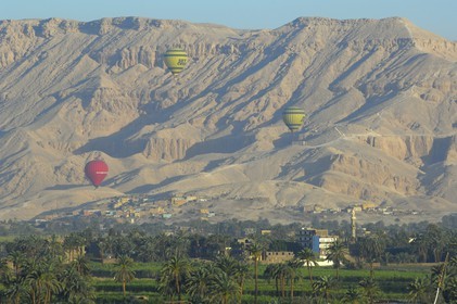Egypte, Haute Egypte, vallée du Nil, Louxor, rive ouest, mongolfières survolant la Nécropole Thébaine