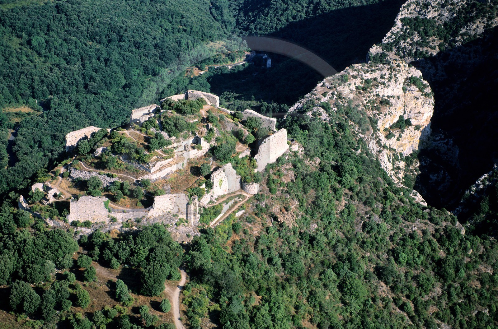 France, Aude (11), château cathare de Termes dans la forêt des Corbières (vue aérienne)