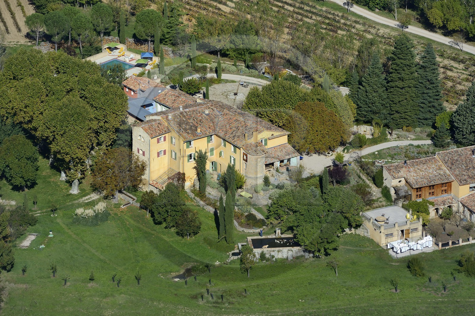 France, Var (83), Provence Verte, Bras, vers Saint-Maximin-la-Sainte-Baume, la maison d'hotes Le Peyrourier - une campagne en Provence (vue aérienne)