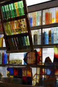 France, Marne (51), Reims, atelier Simon-Marq, maitres-verriers à Reims depuis 1640, échantillons de verre parmis les 1500 tons