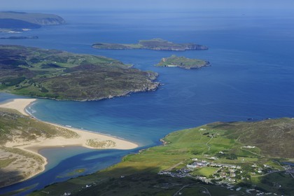 Royaume-Uni, Ecosse, North West Highlands, Torrisdale Bay à l'embouchure de la rivière Naver encadré par les villages de Torrisdale et Bettyhill sur la côte nord des Highlands (vue aérienne)