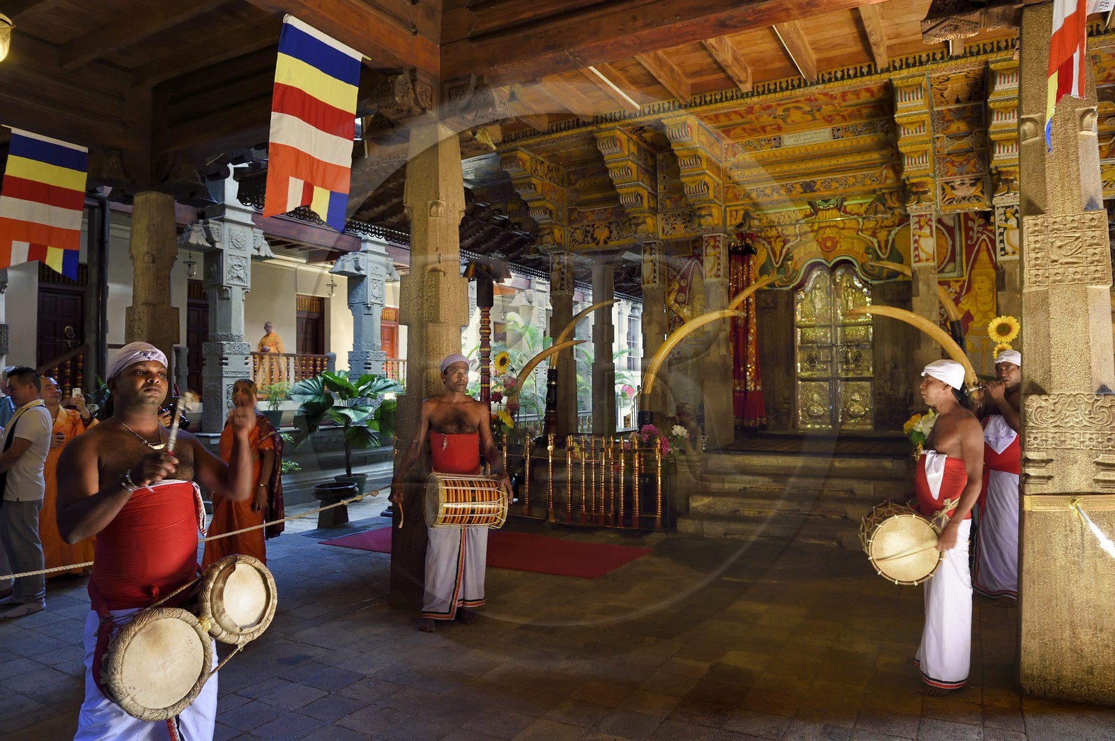 Sri Lanka, province du centre, Kandy, ville sacrée classée patrimoine mondial de l'UNESCO, Temple de la Dent de Bouddha (Sri Dalada Maligawa), porte donnant accès à la partie inférieure du temple sacrée qui renferme la relique de la Dent de Bouddha