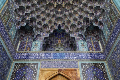 Iran, province d'Ispahan, Ispahan, place naghsh-i jahan aussi connue sous le nom de place Imam Khomeiny, classée au patrimoine mondial par l'UNESCO, la mosquée de l'Imam ou mosquée du Chah (Shah) avec son entrée monumentale