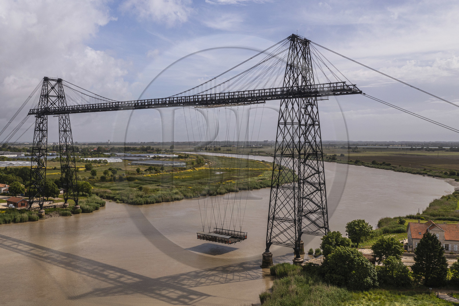 France, Charente-Maritime (17), Rochefort, le pont transbordeur de Rochefort (ou Martrou) construit par Ferdinand Arnodin en 1900, la nacelle en translation au dessus du fleuve Charente (vue aérienne)