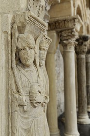 France, Hérault (34), village médiéval de Saint-Guilhem-le-Désert, étape du pélerinage de Saint-Jacques-de-Compostelle, labellisé Les Plus Beaux Villages de France, abbaye de Gellone du XIe siècle classée Patrimoine Mondial de l'UNESCO, le dépôt lapidaire de l’Abbaye, anastylose romane