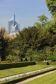 France, Paris (75), le Bois de Boulogne, parc de Bagatelle et les tours de la Défense
