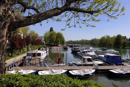 France, Val-de-Marne (94), les bords de Marne, le port de plaisance de Joinville-le-Pont