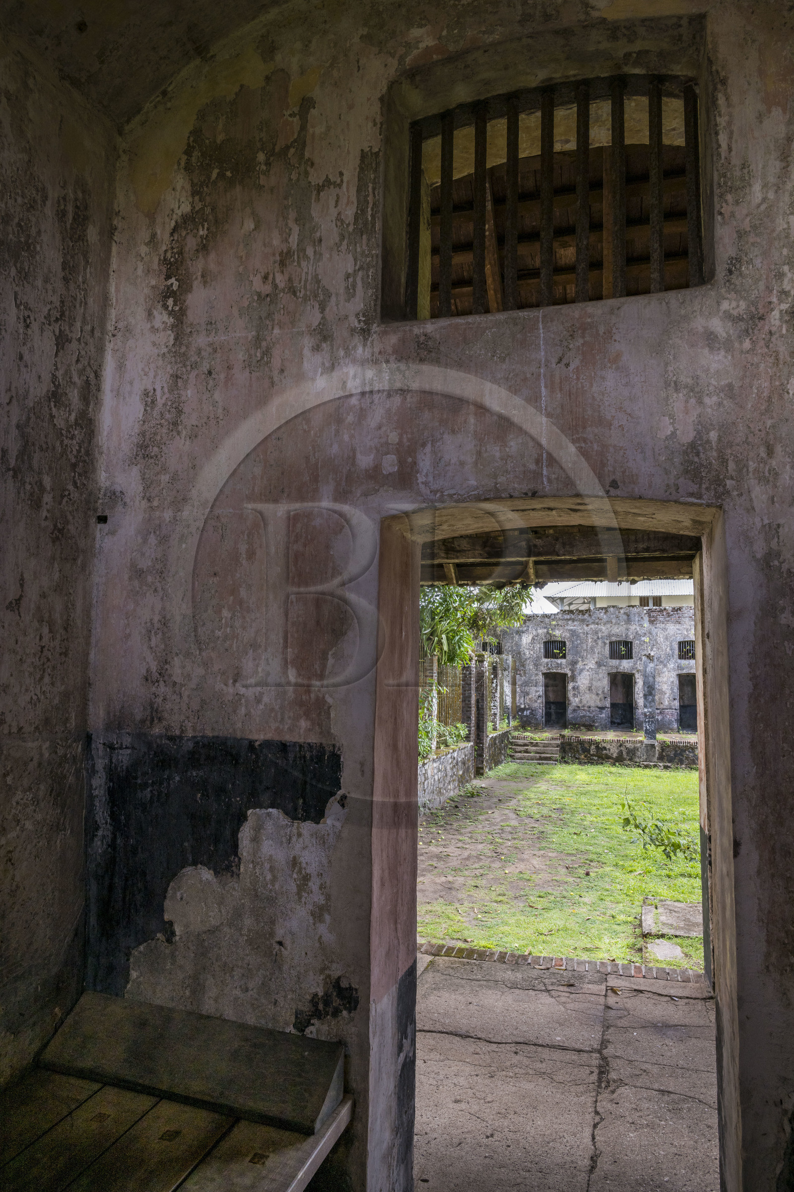 France, Guyane, Saint-Laurent-du-Maroni, bagne ou Camp de la Transportation, les quartiers disciplinaires, intérieur d'une cellule individuelle, planche lit sur laquelle les pieds du bagnard était entravés