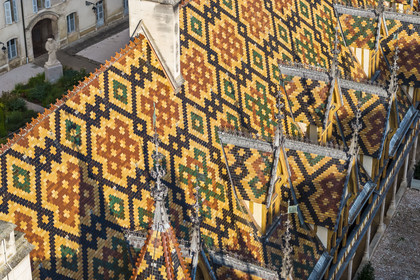France, Côte-d'Or (21), Beaune, zone classée Patrimoine Mondial de l'UNESCO, Hospices de Beaune, l'Hôtel-Dieu, les toits couverts de tuiles vernissées et colorées (vue aérienne)