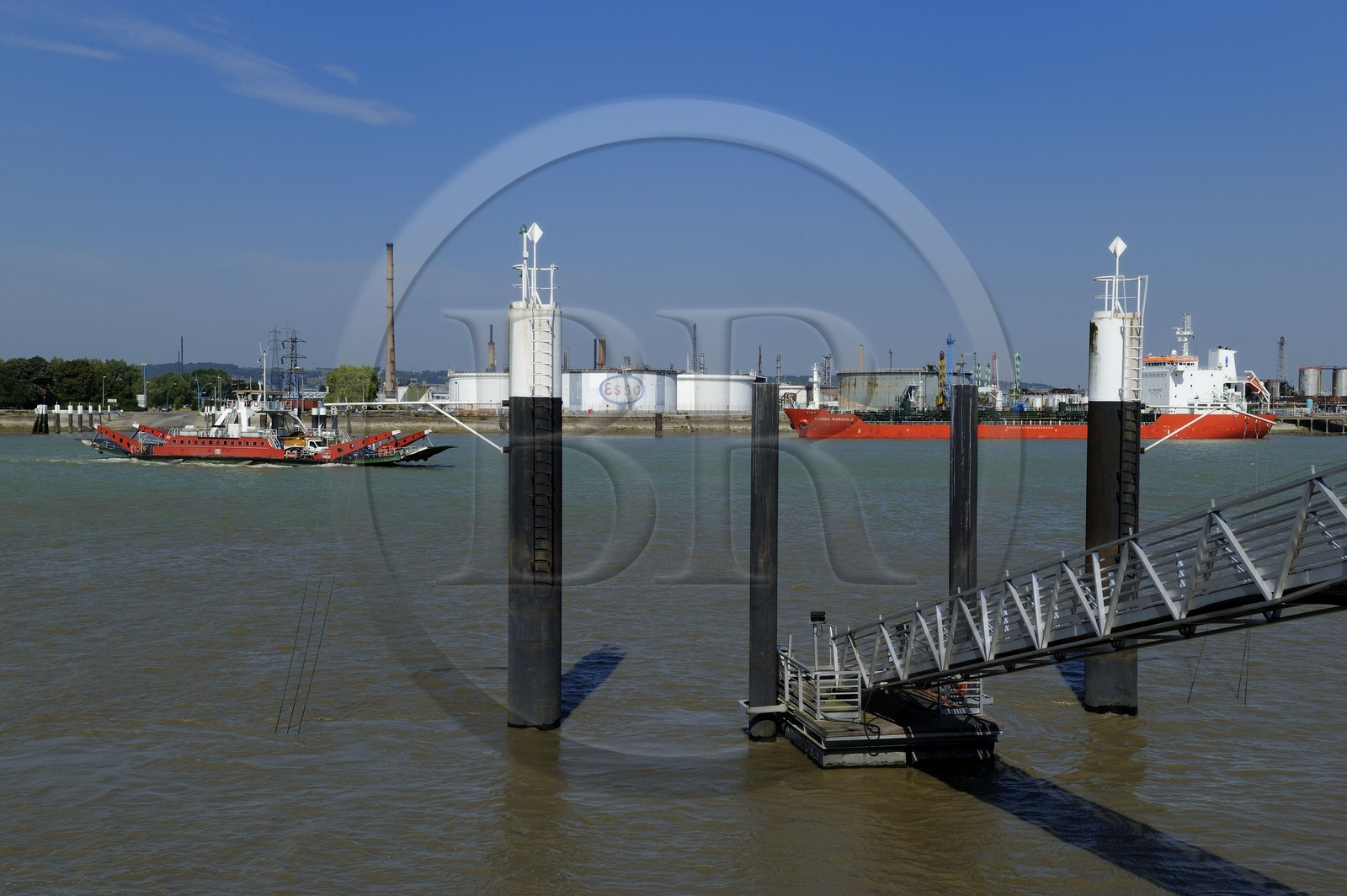 France, Seine-Maritime (76), Quillebeuf-sur-Seine dans l'Eure, bac effectuant la traversée de la Seine et raffinerie de Port-Jérôme