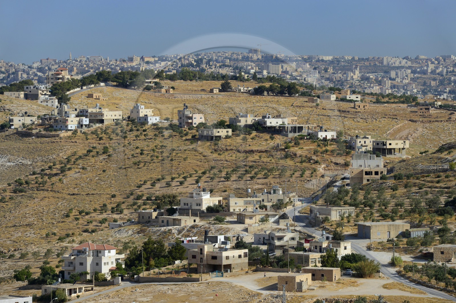 Israel, Cisjordanie, region de Bethléem, village de Ilat Ali au pied de l'Hérodion et Bethléem en arrière plan
