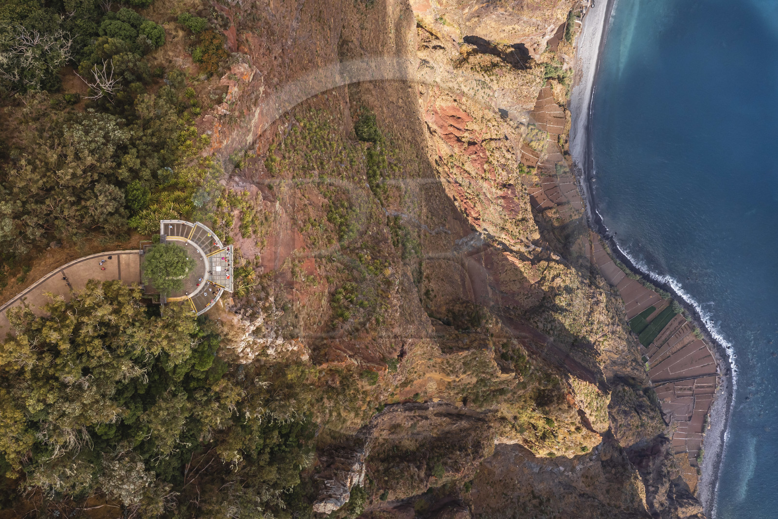 Portugal, Ile de Madère, Camara de Lobos, le belvédère du Cap Girao, plateforme en verre surplombant la deuxième falaise la plus haute du monde à 589 mètres de haut, champs cultivés au pied de la falaise (vue aérienne)
