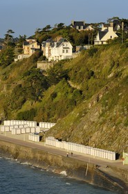 France, Manche (50), Granville, la plage et la promenade du Plat Gousset vus depuis la place de l'Isthme