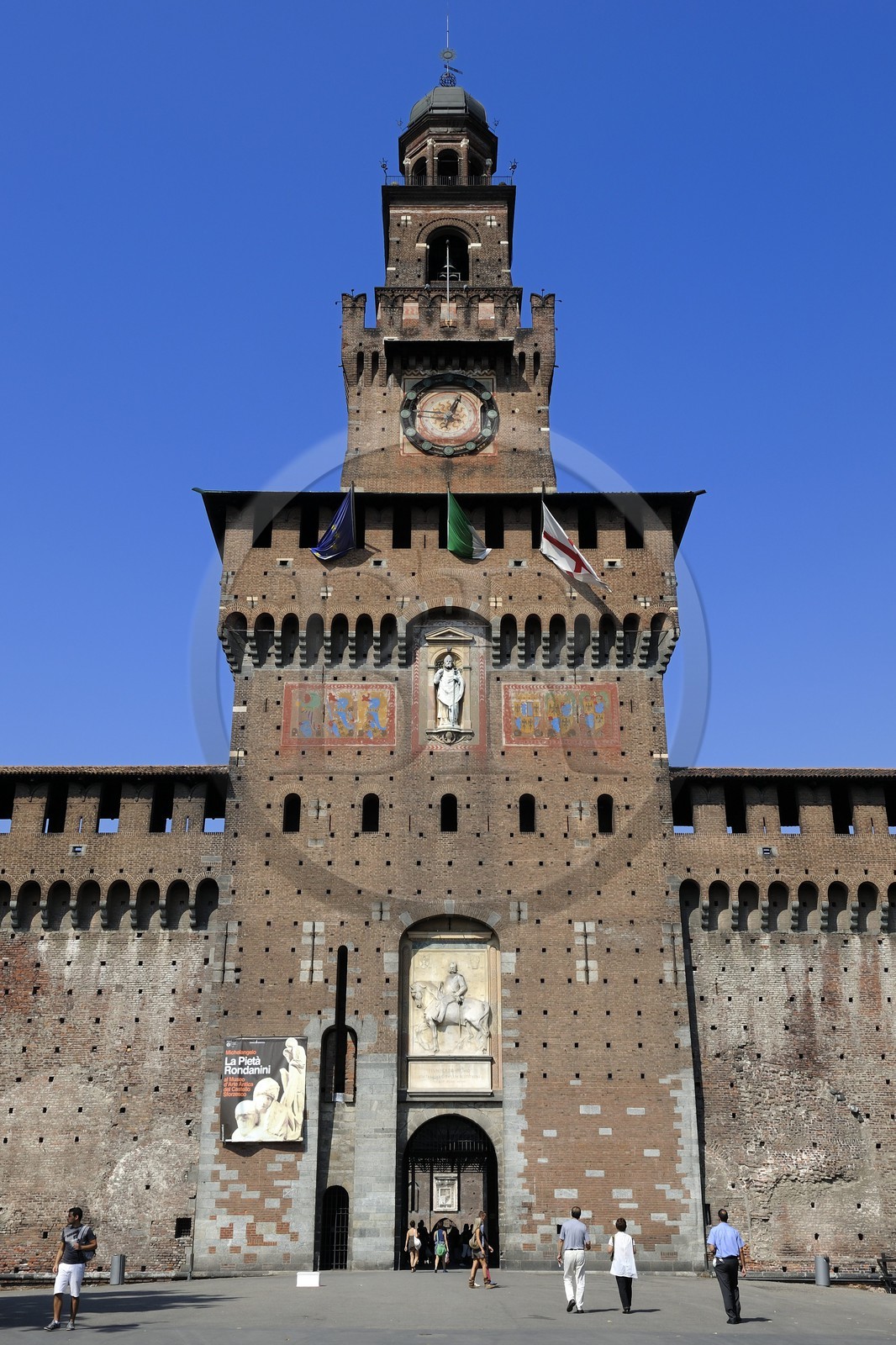 Italie, Lombardie, Milan, le Castello Sforzesco (château des Sforza), construit au XVe siècle par le duc de Milan Francesco Sforza, Torre del Filarete, la tour de l'architecte Antonio di Pietro Averlino (ou Averulino) dit le Filarète