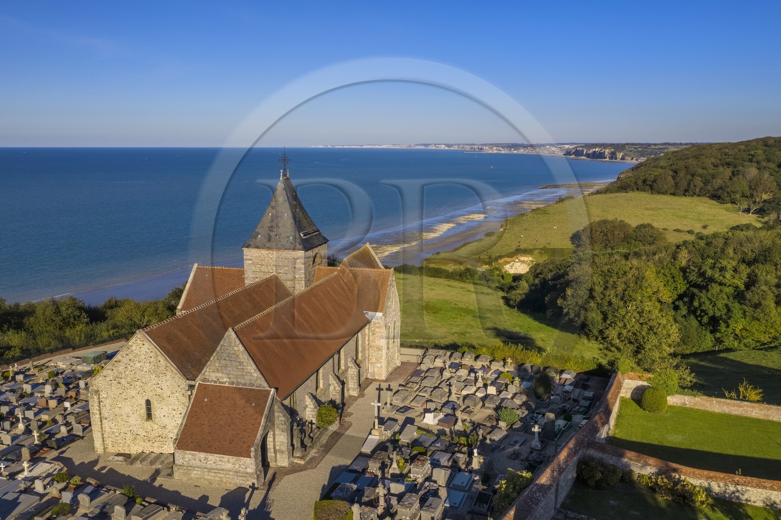 France, Seine-Maritime (76), Côte d'Albatre, Pays de Caux, l'église Saint-Valery de Varengeville-sur-Mer et son cimetière marin surplombant les falaises de la Côte d'Albatre (vue aérienne)