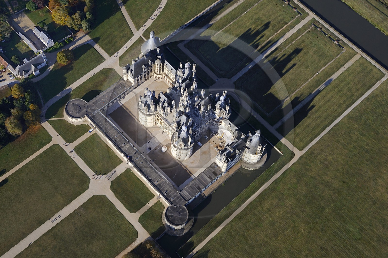 France, Loir et Cher (41), Vallée de la Loire classée Patrimoine Mondial de l' UNESCO, château de Chambord (vue aérienne)