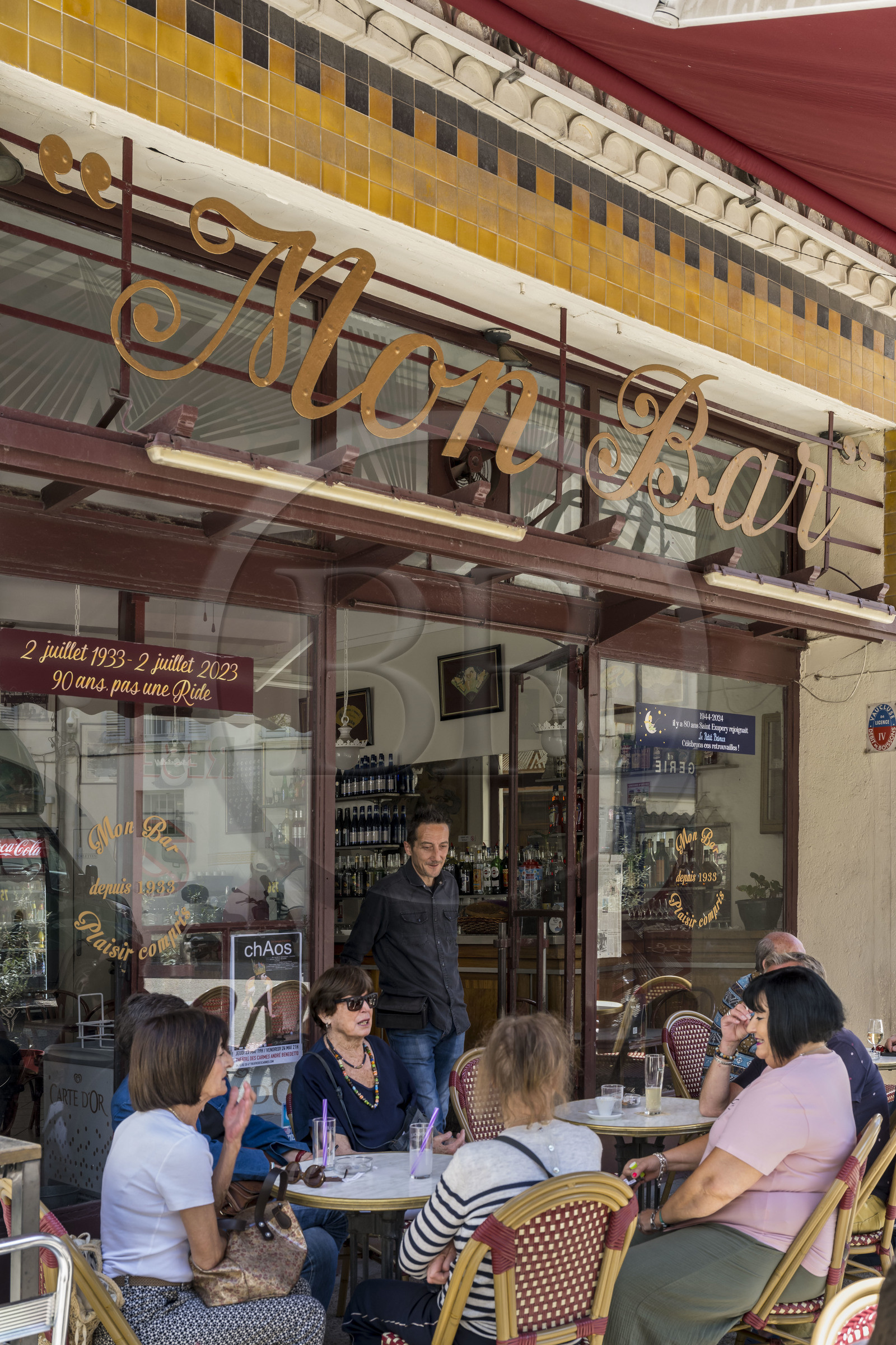 France, Vaucluse (84), Avignon, terrasse du café Mon Bar rue Portail Matheron