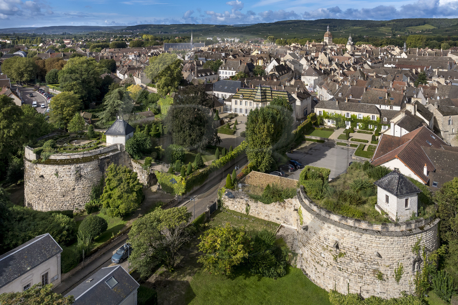 France, Côte-d'Or (21), les climats de Bourgogne classés Patrimoine Mondial de l'UNESCO, Beaune, les deux tours vestiges du chateau de Beaune (début XVIe siècle) sur les remparts à l'Est, les vignobles de la Côte de Beaune en arrière plan (vue aérienne)