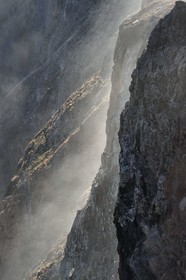 Portugal, Ile de Madère, randonnée dans la réserve naturelle de la Ponta de Sao Lourenço (pointe Saint Laurent) à l'extrême Est de l'ile, les falaises de la Ponta do Rosto vues depuis le Miradouro da Luna
