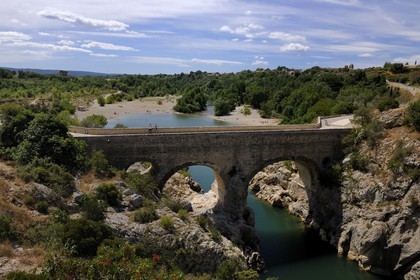 France, Hérault (34), Gorges de l'Hérault, pont du Diable de style roman du XIe siècle