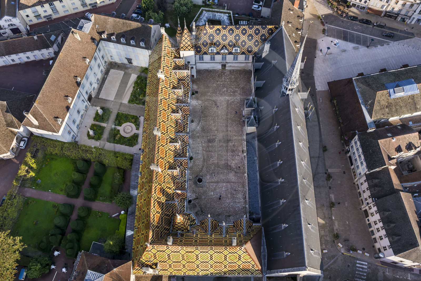 France, Côte-d'Or (21), Beaune, zone classée Patrimoine Mondial de l'UNESCO, Hospices de Beaune, l'Hôtel-Dieu (vue aérienne)