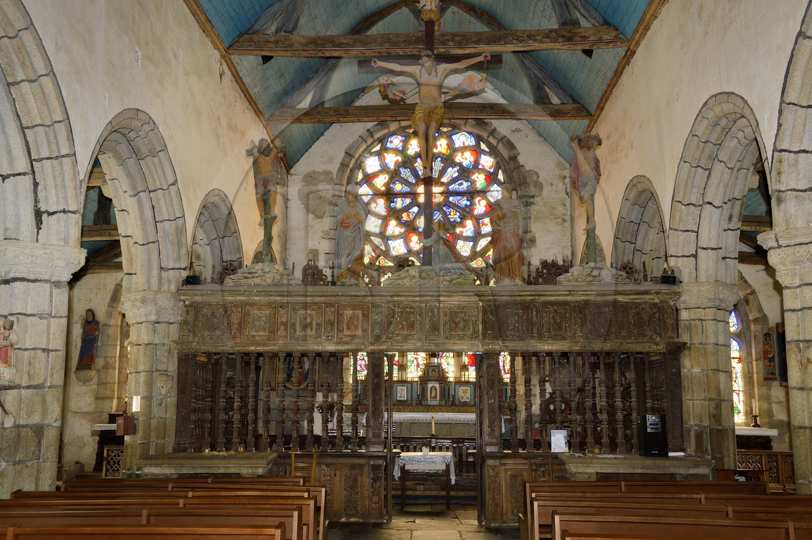 France, Finistère (29), la chapelle de Saint-Herbot de style gothique flamboyant, la poutre de gloire au-dessus du chancel (cloture de chœur)