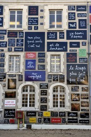 France, Loir et Cher (41), Blois, musée de l'Objet, façade réalisée par Ben