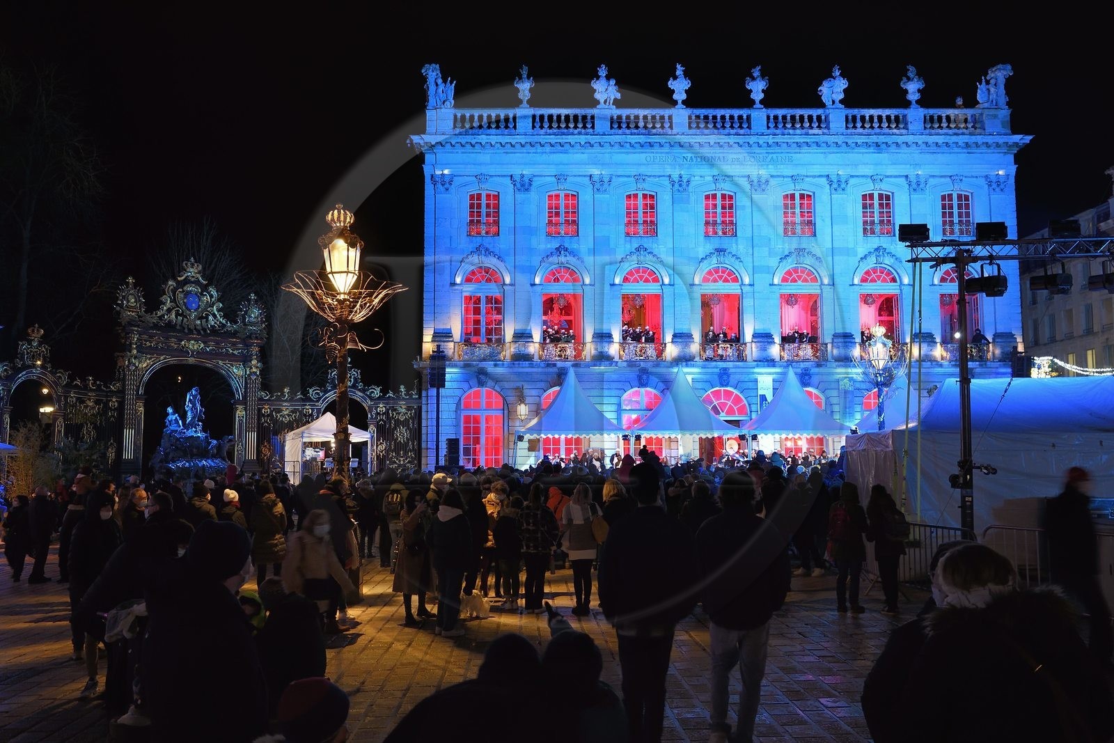 France, Meurthe-et-Moselle (54), Nancy, place Stanislas (ancienne Place Royale) lors de la fête de la Saint-Nicolas, classée Patrimoine Mondial de l'UNESCO, la Fanfare des Enfants du Boucher joue depuis l'Opera National de Lorraine