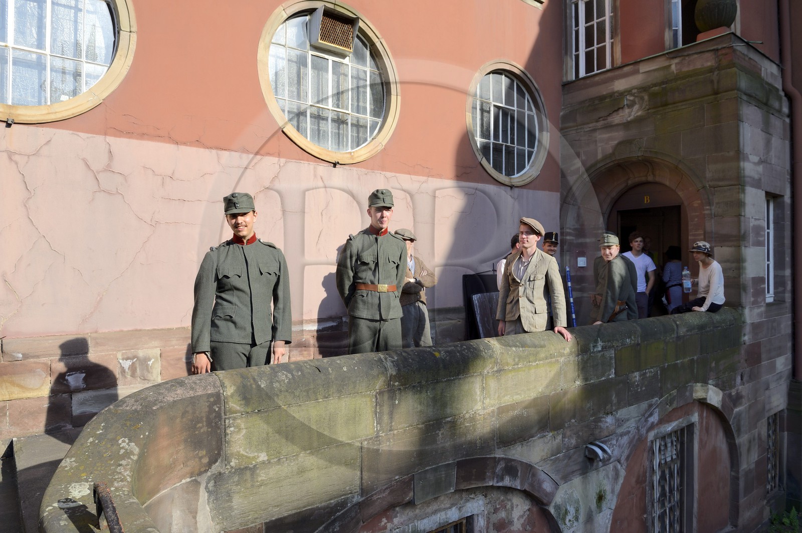 France, Bas-Rhin (67), Strasbourg, quartier de la Neustadt datant de la periode allemande, tournage d'un film historique devant les Bains Municipaux (1901)
