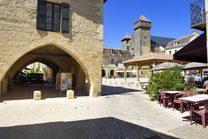 France, Dordogne, Perigord Pourpre, Beaumont du Perigord, place Jean Moulin with its covered market and 13th century Saint-Laurent-et-Saint-Front fortified church in english Gothic style